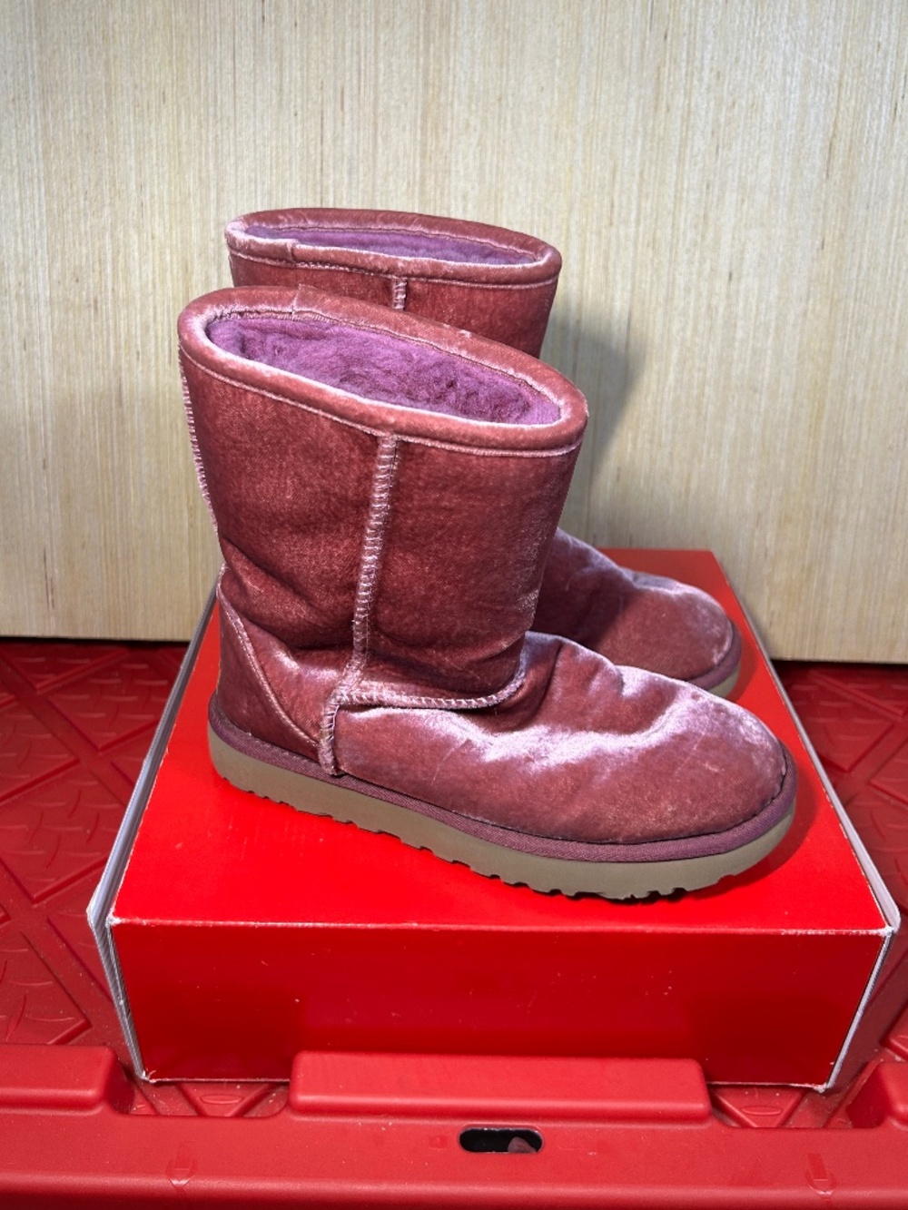 UGG CLASSIC SHORT II VELVET BOUGAINVILLEA SHEARLING BOOT US 6/ EU 37 / UK 4